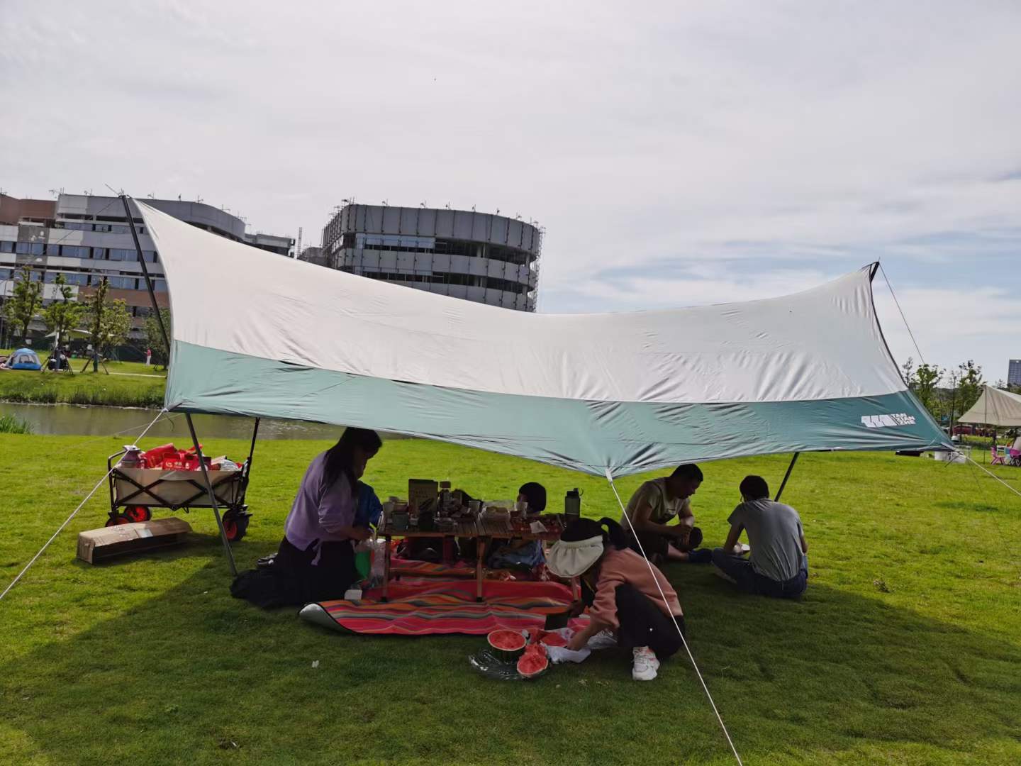 Dia de maio acampamento ao ar livre