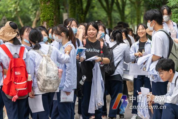 O momento importante dos resultados dos testes para 44.900 candidatos no exame de admissão da faculdade de Ningbo em 2022