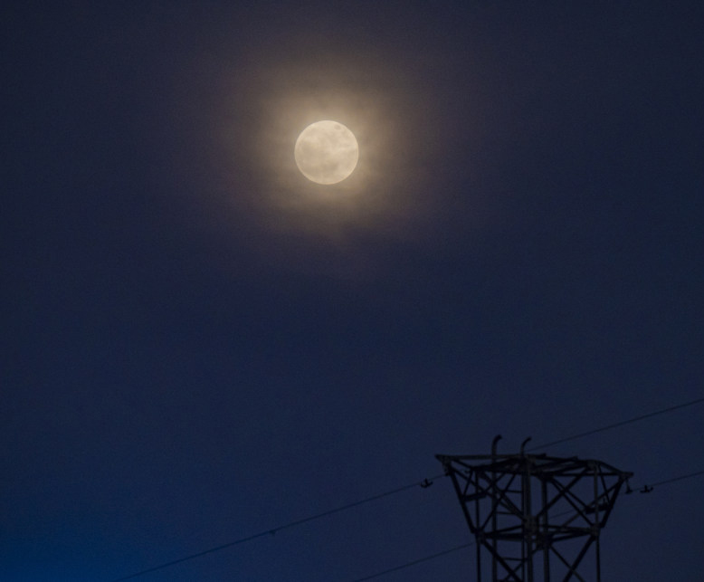 Uma superlua impressionante apareceu sobre Yongcheng