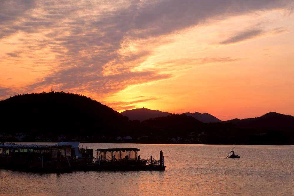 O Lago Dongqian estava lindamente colorido esta manhã