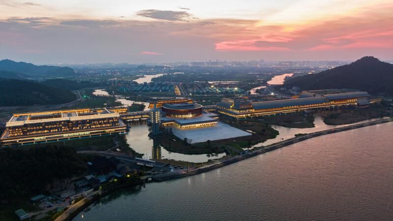 Centro de Convenções Internacional de Ningbo se ilumina