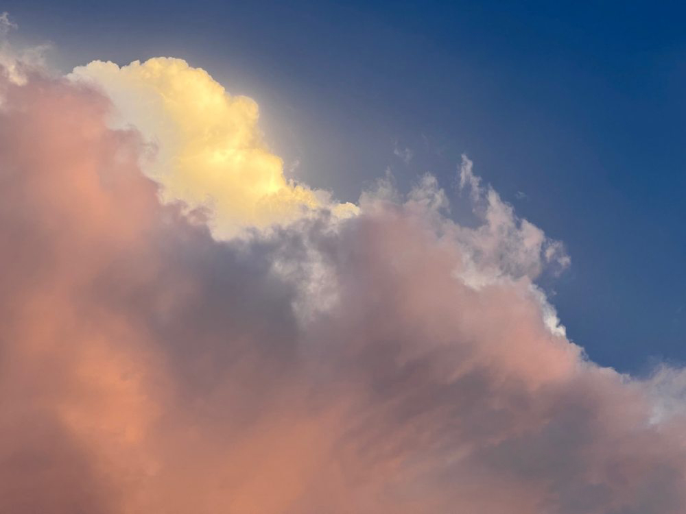 Olhar! Nuvens coloridas aparecem no céu de Ningbo