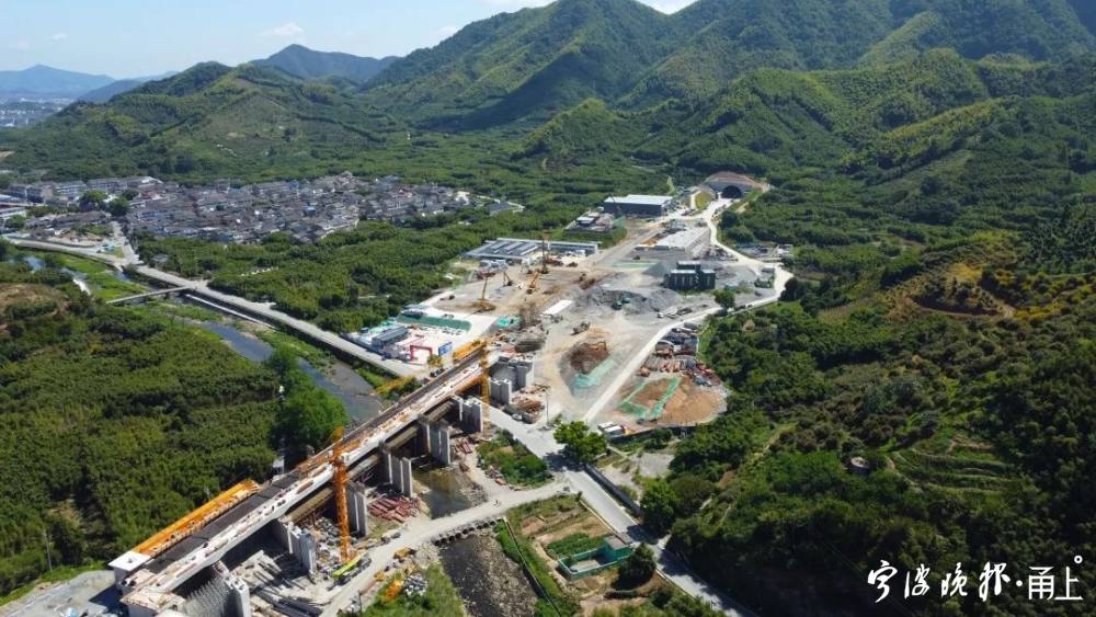 A Estação Xikou da Ferrovia Jinyong, a 10 minutos de carro do ponto cênico, será inaugurada no próximo ano