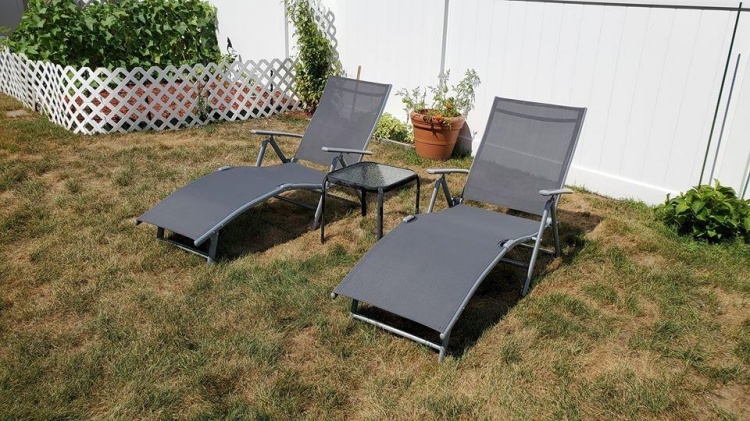 Quais materiais estão disponíveis para reclináveis de piscina?