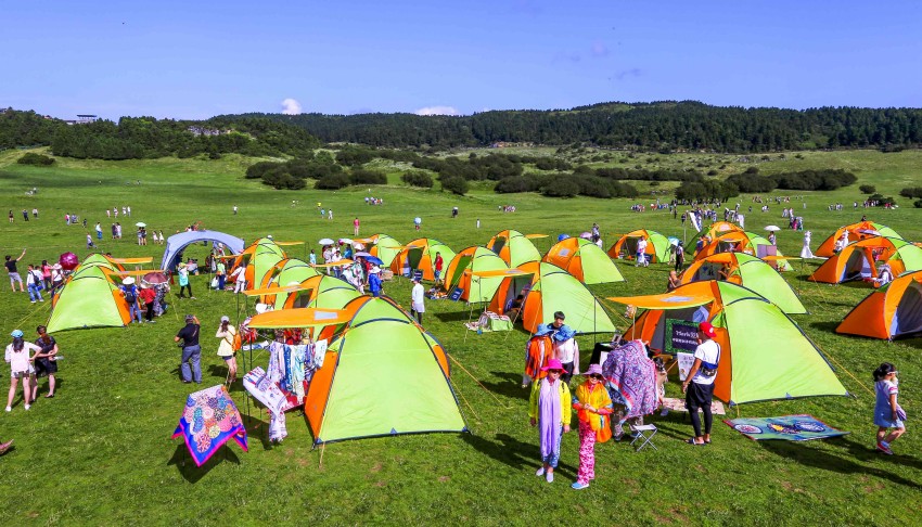Quais são os aspectos do sono a serem considerados ao acampar?