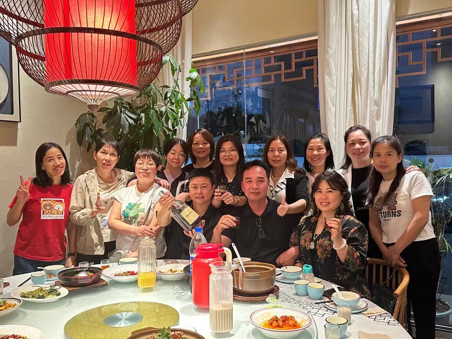 Li Boss se reuniu com amigos para um jantar