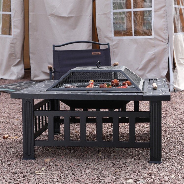 Firepit de queima de madeira ao ar livre quadrado